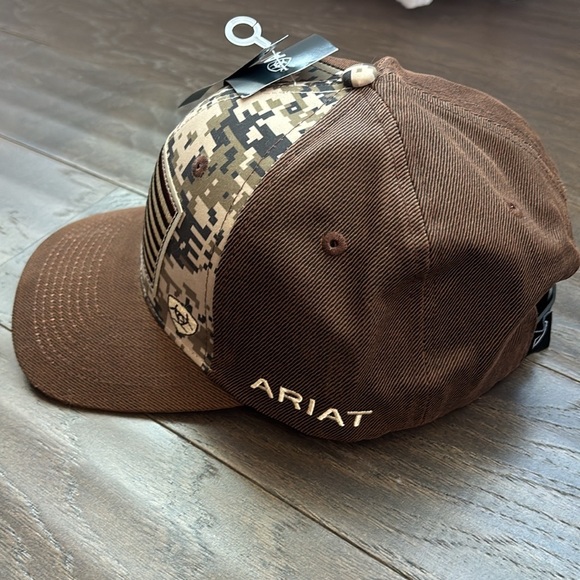 Ariat Snap back cap, embroidered American Flag & logo,camo print, 6 vent panel - Picture 4 of 11